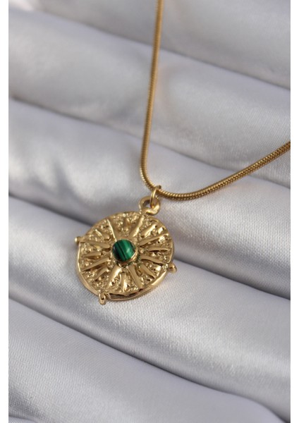 316L Çelik Gold Renk Yeşil Taşlı Kutup Yıldızı Işleme Madalyon Model Kadın Kolye - TJ-BKO8355