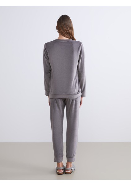 Yeni Sezon Bisiklet Yaka Nakışlı Kadife Kadın Pijama Takımı fırsatları