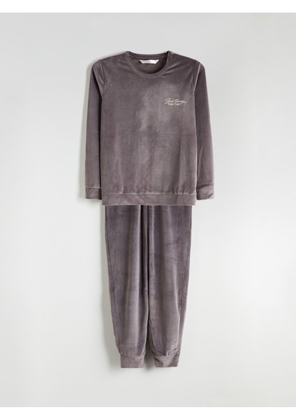 Yeni Sezon Bisiklet Yaka Nakışlı Kadife Kadın Pijama Takımı indirimleri