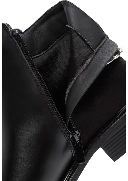 Kadın Siyah Zincir Detaylı Fermuarlı Bot 25WFE400514