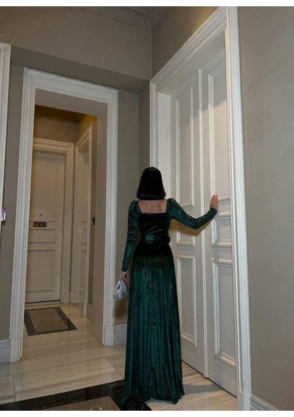 Esnek Simli Kadife Kare Yaka Taş ve Kemer Detaylı Abiye Elbise 583122 Zümrüt modelleri