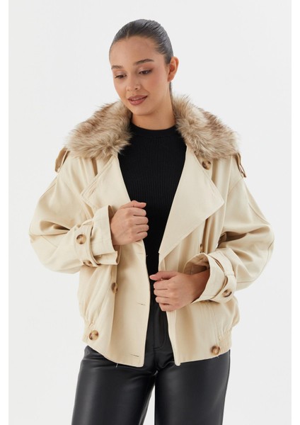 Yakası Kürklü Kısa Trenç Krem