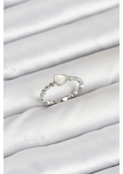 Pirinç Gümüş Renk Kalpli Model Kadın Yüzük