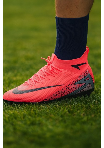 Neon Pembe Çim Saha Futbol Ayakkabısı – Hafif, Konforlu ve Kaymaz Tabanlı Krampon