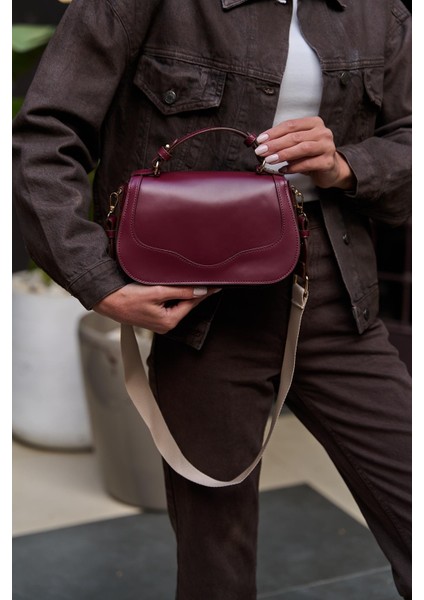 Bordo Kadın Kapaklı Çapraz Askılı El ve Omuz Çanta modelleri