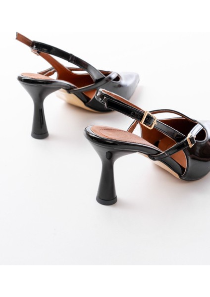 4962 Siyah Rugan Sivri Burun Tokalı Yuvarlak Topuk Kadın Sandalet