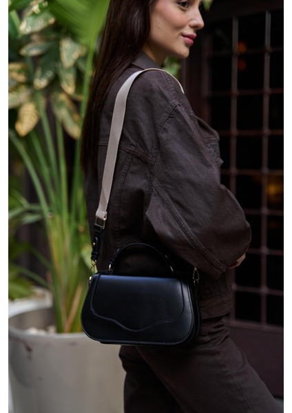 Siyah Kadın Kapaklı Çapraz Askılı El ve Omuz Çanta modelleri