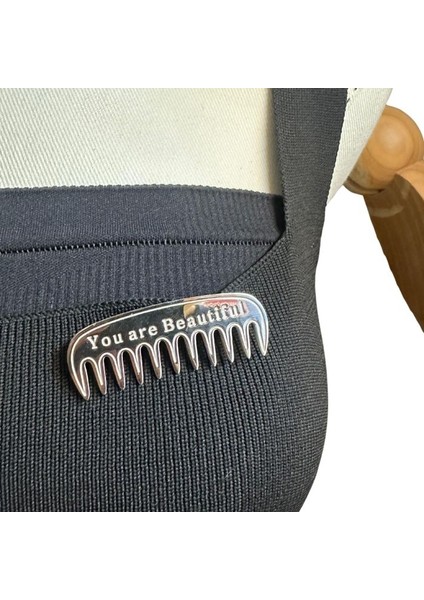 4184 You Are Beautiful Yazılı Çelik Tarak Broş / Yaka Iğnesi fiyatları