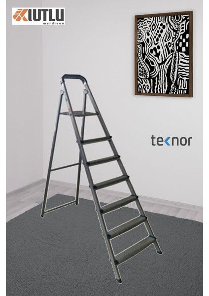 Kutlu Dayanıklı Metal Basamaklı Merdiven