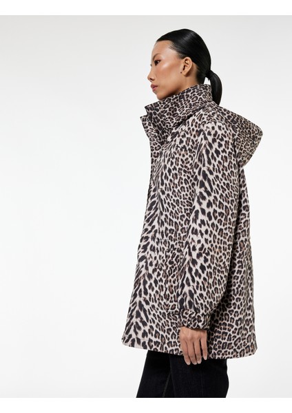 Cepli Uzun Kollu Dik Yaka Kapüşonlu Leopar Desenli Yağmurluk fiyatları
