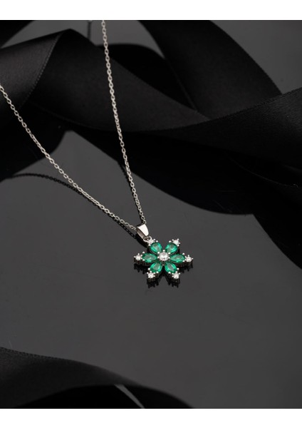925 Ayar Zümrüt Taşlı Rodyum Lotus Çiçeği Gümüş Kolye