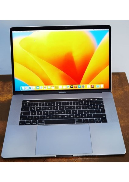 MacBook Pro A1707 I7-7820HQ 15" 16 Ram 500 SSD Macos Notebook Darbeli - İkinci El