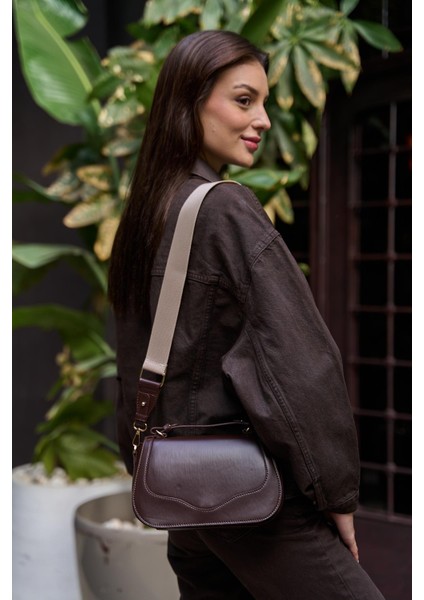 Kahverengi Kadın Kapaklı Çapraz Askılı El ve Omuz Çanta modelleri