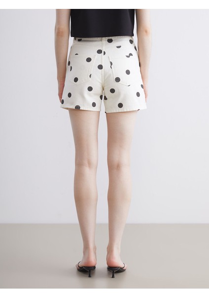 Yeni Sezon Standart Fit Puantiyeli Kadın Jean Şort fırsatları