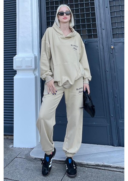 Bej Kapüşonlu Sırt Baskılı Kadın Eşofman Takımı MG2187 fırsatları