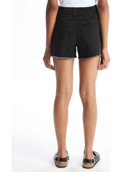 Yeni Sezon Dar Fit Yırtık Detaylı Kadın Jean Şort fırsatları