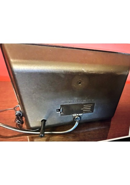 1980 Ler Grundig Sonoclock 700 Alarmlı Radyo 20 cm 12,5 cm 9 cm Ölçülerinde - Çalışır Durumda