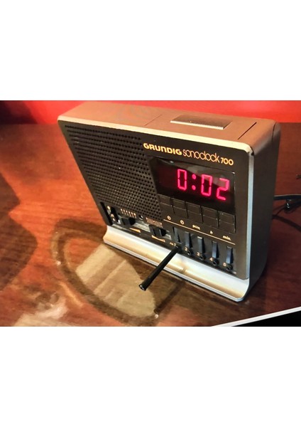 1980 Ler Grundig Sonoclock 700 Alarmlı Radyo 20 cm 12,5 cm 9 cm Ölçülerinde - Çalışır Durumda