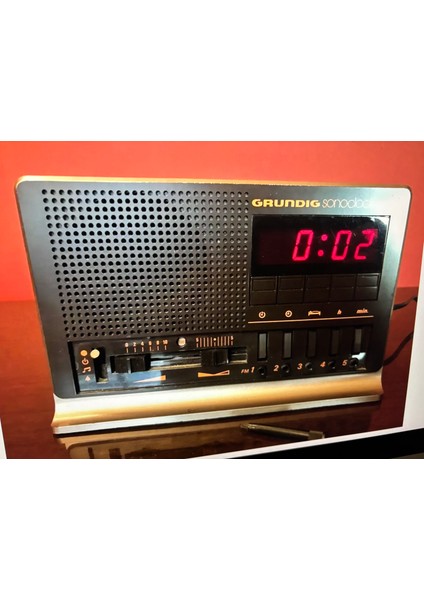 1980 Ler Grundig Sonoclock 700 Alarmlı Radyo 20 cm 12,5 cm 9 cm Ölçülerinde - Çalışır Durumda