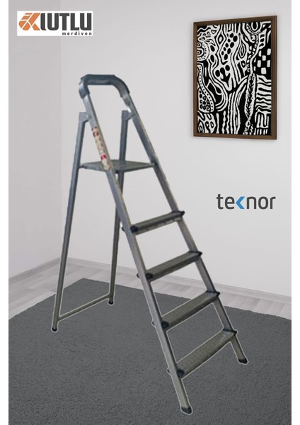 Kutlu Dayanıklı Metal Basamaklı Merdiven