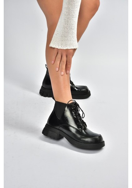 V312400309 Siyah Kalın Tabanlı Bağcıklı Kadın Bot fiyatları