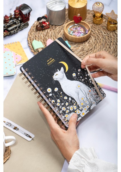 2025-2026 A5 Akademik Ajanda Spiralli Kuşe Kapak 16 Aylık - Yıldızlı Kedi