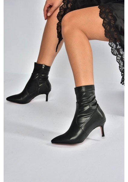 V997024809 Siyah Ince Topuklu Kadın Bot