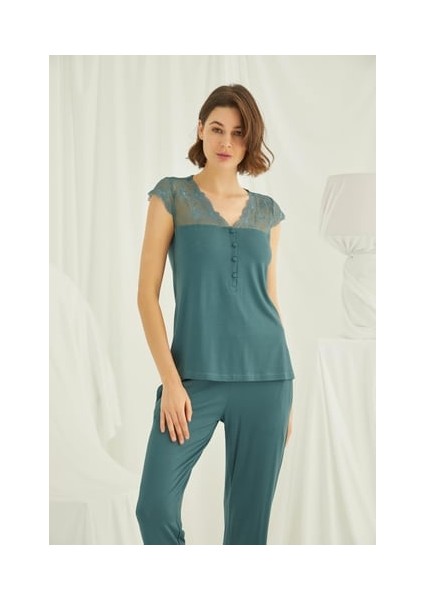 Monamise Yakası Kolu ve Omzu Dantelli Önü Düğmeli Pijama Takımı