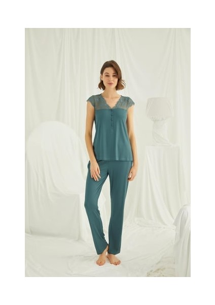 Monamise Yakası Kolu ve Omzu Dantelli Önü Düğmeli Pijama Takımı fırsatları