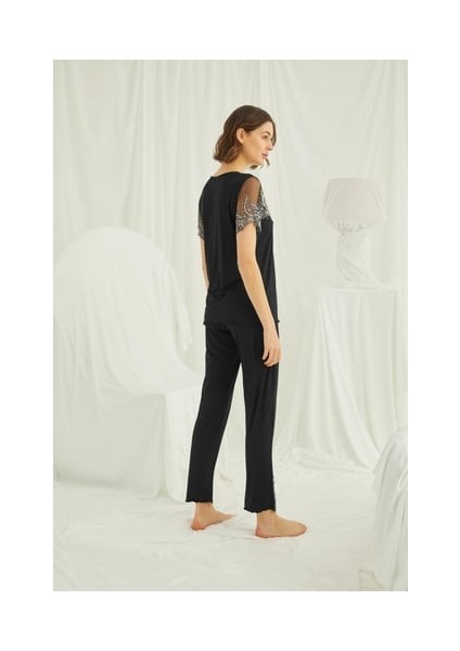 Monamise Yakası Detaylı Brode Dantelli Pijama Takımı fiyatları