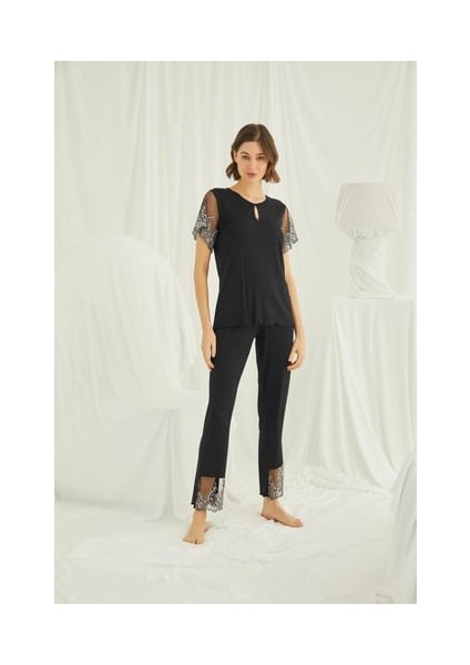 Monamise Yakası Detaylı Brode Dantelli Pijama Takımı fırsatları