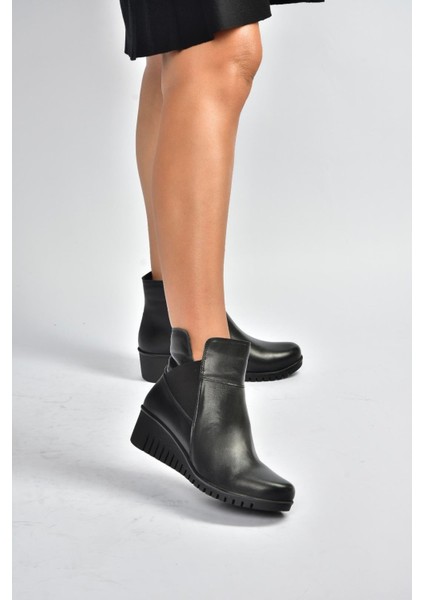 V324221103 Siyah Hakiki Deri Klasik Kadın Bot fiyatları