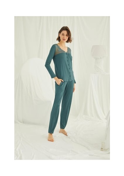 Monamise Yakası ve Omzu Dantelli Önü Boydan Düğmeli Pijama Takımı