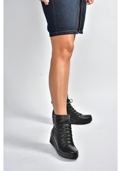 V324245103 Siyah Hakiki Deri Bağcıklı Klasik Kadın Bot modelleri