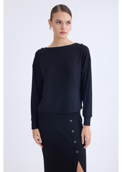 Omuzu Düğmeli Geniş Yaka Bluz