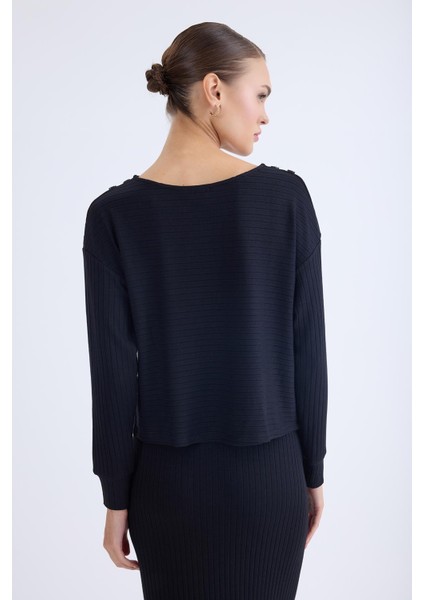 Omuzu Düğmeli Geniş Yaka Bluz fırsatları