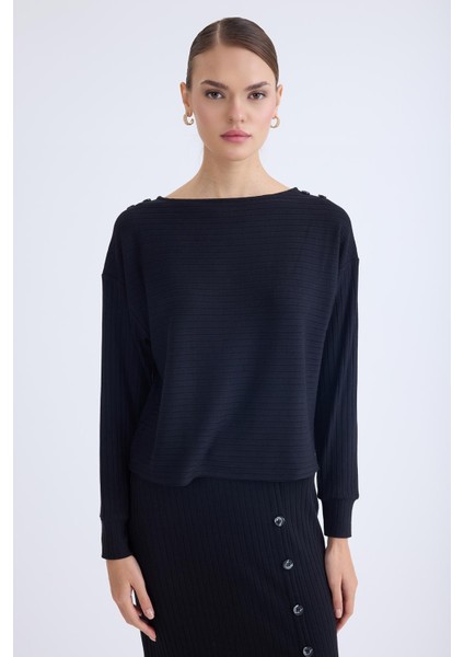 Omuzu Düğmeli Geniş Yaka Bluz indirimleri