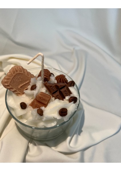 Kremalı Çikolata Parçacıklı ve Lotus Bisküvili Kokulu Mum modelleri