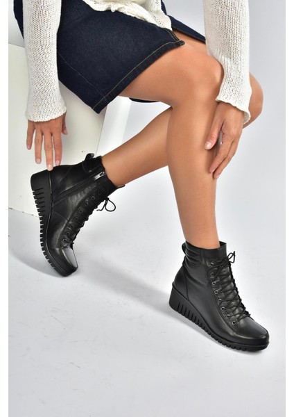 V324245103 Siyah Hakiki Deri Bağcıklı Klasik Kadın Bot