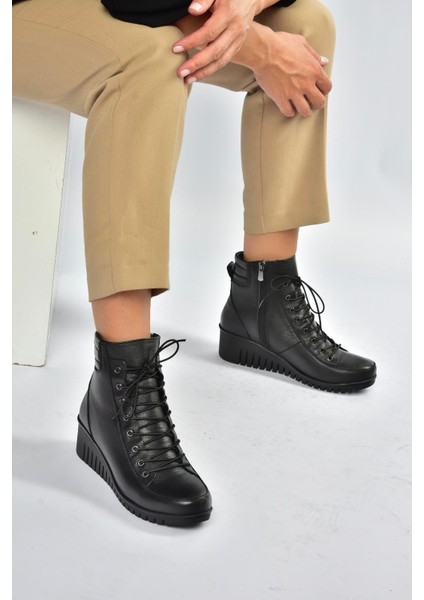 V324245103 Siyah Hakiki Deri Bağcıklı Klasik Kadın Bot fiyatları