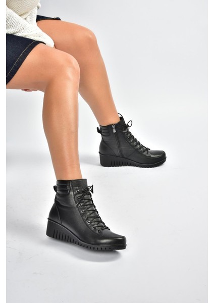 V324245103 Siyah Hakiki Deri Bağcıklı Klasik Kadın Bot fırsatları