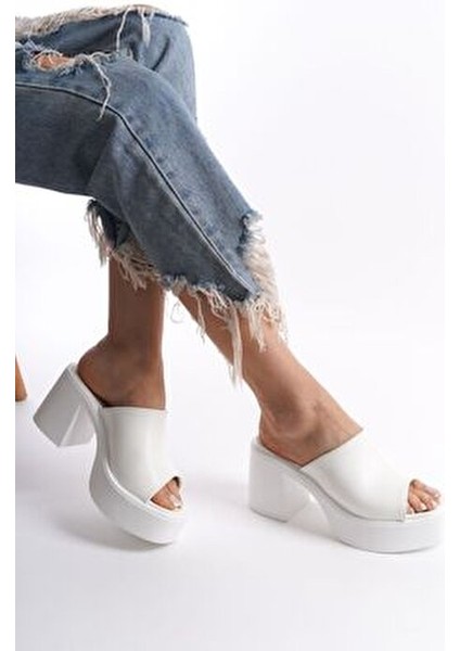 Beyaz Yüksek Dolgu Topuklu Suni Deri Tek Kalın Şeritli Önü Açık Yazlık Kadın Terlik Sandalet