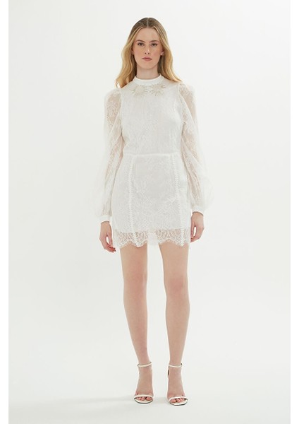 Yakası Işlemeli Dantel Kumaş Kısa Ekru Elbise