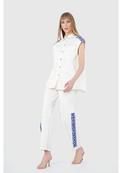 Omuzları Işlemeli Kolsuz Beyaz Ceket
