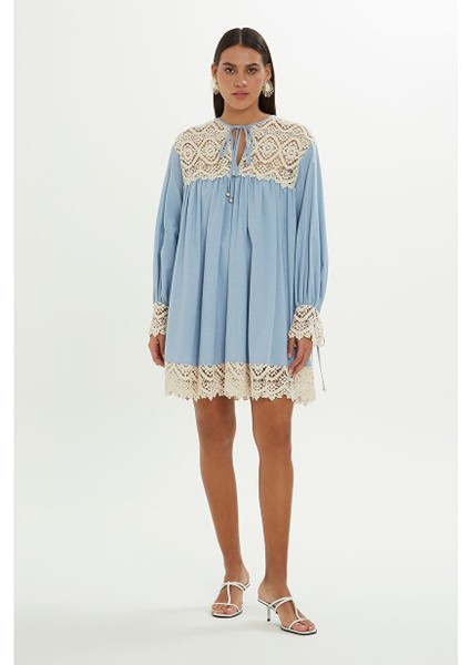 Dantel Detaylı Mavi Kısa Elbise