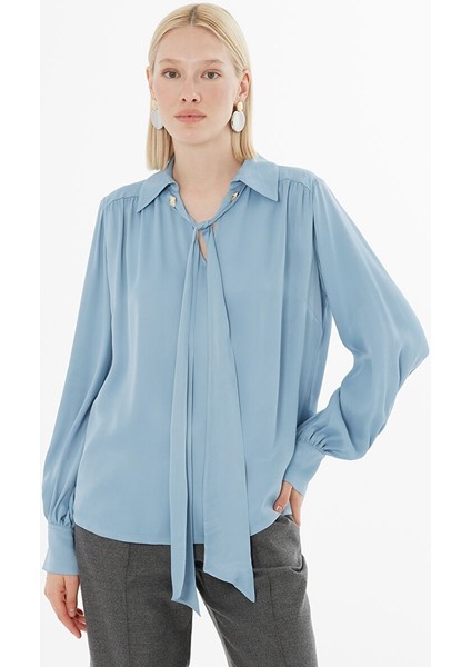 Fular Detaylı V Yaka Gömlek