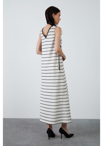 Yakası Dantelli Kolu Bağcıklı Uzun Çizgili Beyaz Elbise fırsatları