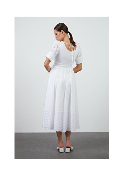 Kol Detaylı Bağucu Işlemeli Midi Boy Beyaz Elbise fırsatları