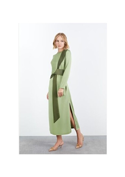 Kontrast Renkli Yandan Yırtmaçlı Midi Boy Haki Elbise modelleri