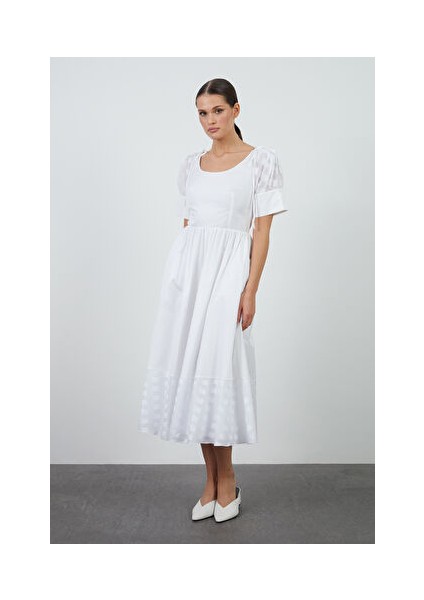 Kol Detaylı Bağucu Işlemeli Midi Boy Beyaz Elbise